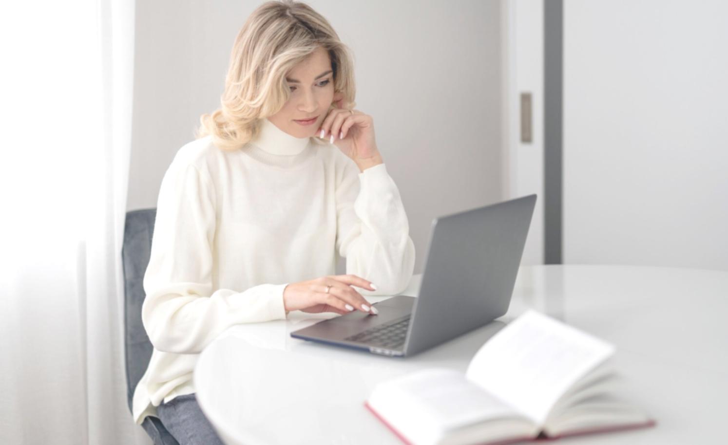 Especialistas en análisis financiero trabajando con datos complejos